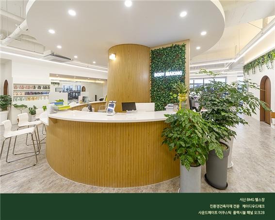 2023.8.17 [뉴스레터] 곡면 시공이 자유로운 어쿠스틱 플랙시블 패널 핼스장에 설치 1.jpg