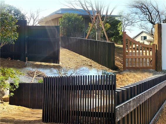 2024.4.15 [뉴스레터] 봄철 정원공사에 꼭 필요한 케이디우드테크의 가든펜스, 함평 철학마을 담장에 설치한 ‘블랙도장 시베리안 라치 5.jpg