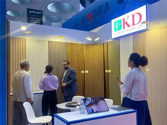 2024.7 [언론보도] 케이디우드테크, 카타르 '건축 기자재 박람회' 참가.... 중동 수출길 열었다 [월간이하우징 2024.7.1] 1.jpg
