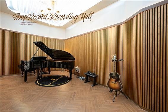 2024.7.22 [뉴스레터] 레코딩홀 최고의 룸어쿠스틱, 케이디우드테크의 '사운드메이트' 음향패널 3.jpg