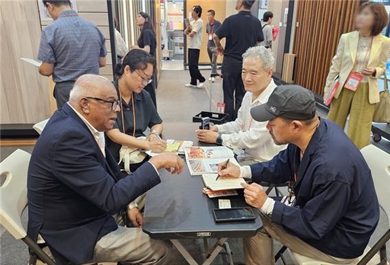 2024.8.16 [뉴스레터] 케이디우드테크 코리아빌드 2024 참가, 수출 상담과 대리점 모집 4.jpg