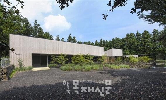 2024.10 [언론보도] [한국목재신문] KD 오르가노 규화제로 빛나는 제주 동백숲 웨딩 ‘제라스튜디오' 2024.10.16 1.jpg