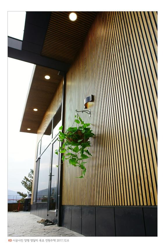 2017.12 [시공갤러리] 명품 전원주택 완공, 양평 서종면 명달리, 케이디우드테크의 탄화목과 오동나무 루버로 설계디자인 15.jpg