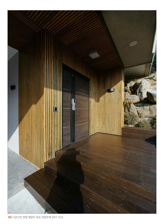 2017.12 [시공갤러리] 명품 전원주택 완공, 양평 서종면 명달리, 케이디우드테크의 탄화목과 오동나무 루버로 설계디자인 4.jpg