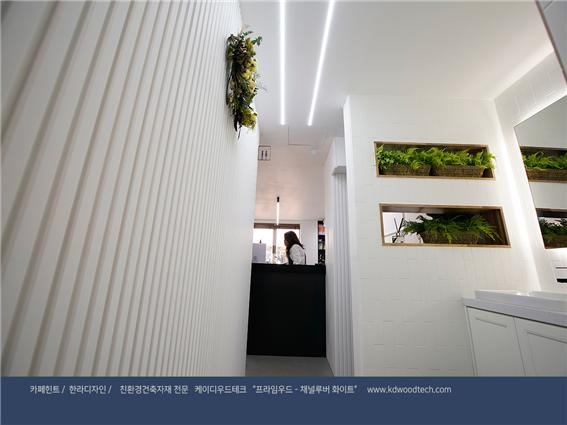 2019.3 [시공갤러리] [ 탄화목 ] 건축카페로 운영되는 왕십리의 '카페힌트' 인테리어와 외관 - 한라디자인 상공간인테리어 2 13.jpg