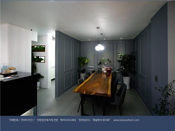 2019.3 [시공갤러리] [ 탄화목 ] 건축카페로 운영되는 왕십리의 '카페힌트' 인테리어와 외관 - 한라디자인 상공간인테리어 2 2.jpg