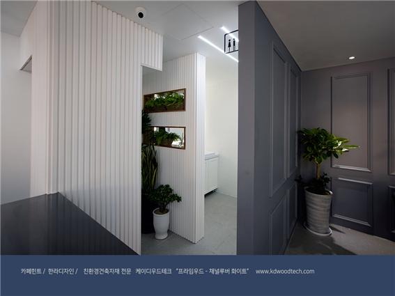 2019.3 [시공갤러리] [ 탄화목 ] 건축카페로 운영되는 왕십리의 '카페힌트' 인테리어와 외관 - 한라디자인 상공간인테리어 2 9.jpg