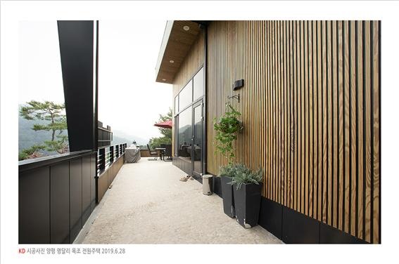 2019.7 [시공갤러리] [ 전원주택 내외장재 ] 탄화목 원목루버로 완성한 양평 서종면 명달리 주택 15.jpg