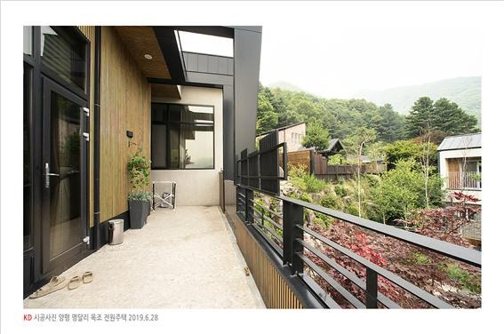 2019.7 [시공갤러리] [ 전원주택 내외장재 ] 탄화목 원목루버로 완성한 양평 서종면 명달리 주택 14.jpg