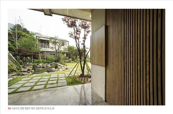 2019.7 [시공갤러리] [ 전원주택 내외장재 ] 탄화목 원목루버로 완성한 양평 서종면 명달리 주택 13.jpg