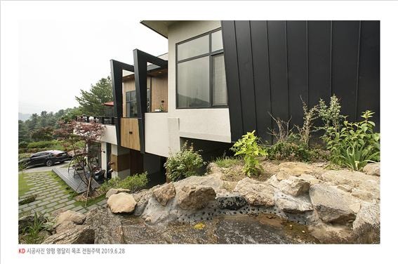 2019.7 [시공갤러리] [ 전원주택 내외장재 ] 탄화목 원목루버로 완성한 양평 서종면 명달리 주택 16.jpg
