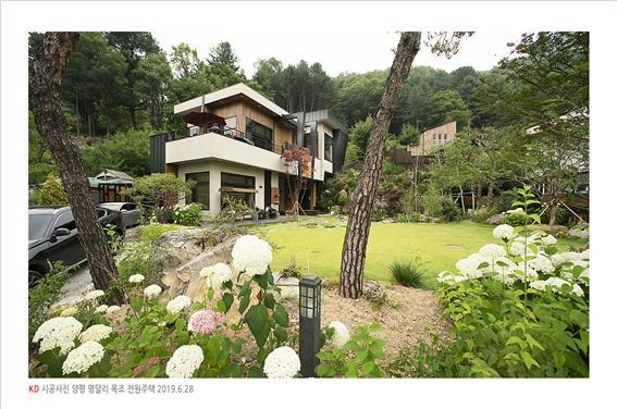 2019.7 [시공갤러리] [ 전원주택 내외장재 ] 탄화목 원목루버로 완성한 양평 서종면 명달리 주택 9.jpg