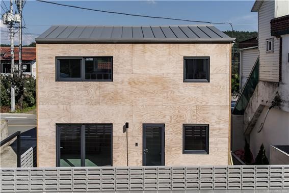 2019.11 [시공갤러리] [ 규화제 시우 sioo ] 경산주택 아라우코 합판에 시우로 외장재 마감 ( 6개월 경과 ) 15.jpg