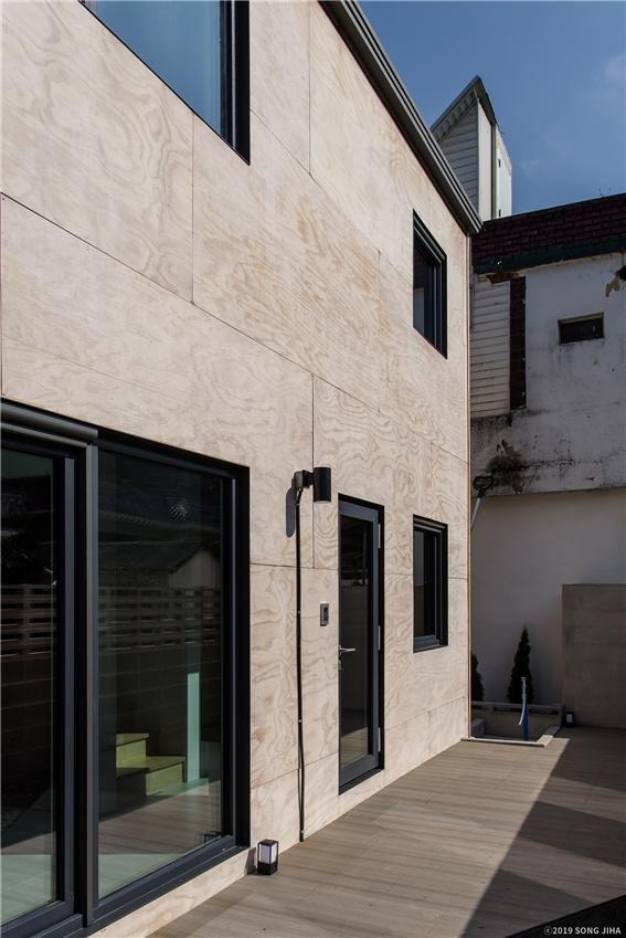 2019.11 [시공갤러리] [ 규화제 시우 sioo ] 경산주택 아라우코 합판에 시우로 외장재 마감 ( 6개월 경과 ) 2.jpg