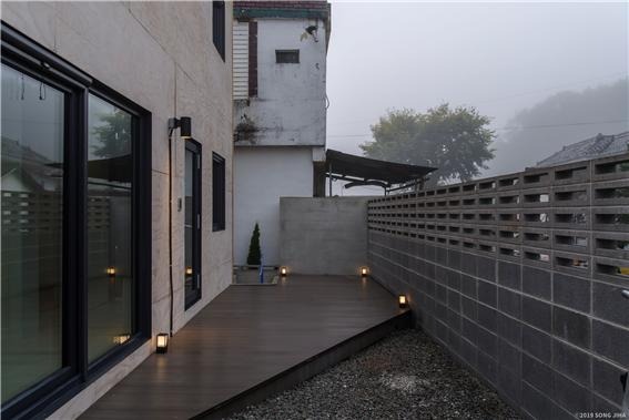 2019.11 [시공갤러리] [ 규화제 시우 sioo ] 경산주택 아라우코 합판에 시우로 외장재 마감 ( 6개월 경과 ) 8.jpg