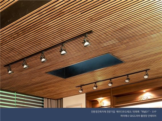 2020.2 [시공갤러리] [드라마 촬영셋트][탄화목] 하이에나 SBS금토드라마 촬영장 거실인테리어 18.jpg