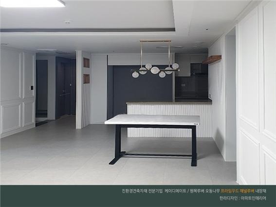2020.3 [시공갤러리] [ 프라임우드 채널루버 ] 벽지대신 오동나무 원목루버 화이트 아파트 인테리어 시공사진 15.jpg