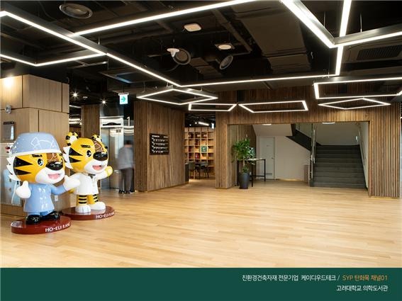 2020.4 [시공갤러리] [ 탄화목 프라임우드] 고려대학교 의학도서관 인테리어 24.jpg