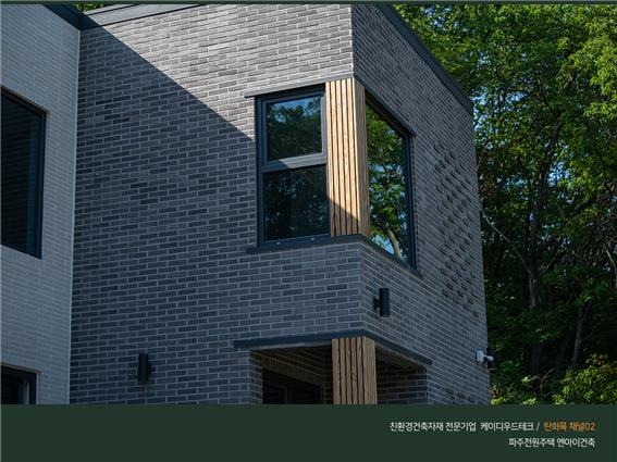 2020.5 [시공갤러리] [ 탄화목 채널02 ] 파주 전원주택 외벽을 디자인한 탄화목 채널02 - 엔아이건축 5.jpg