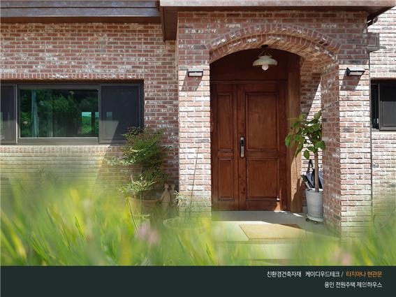 2020.6 [시공갤러리] [ 타지아나 현관문 ] 원목 방화 현관문 용인 전원주택 시공사진 - 제인하우스 3.jpg