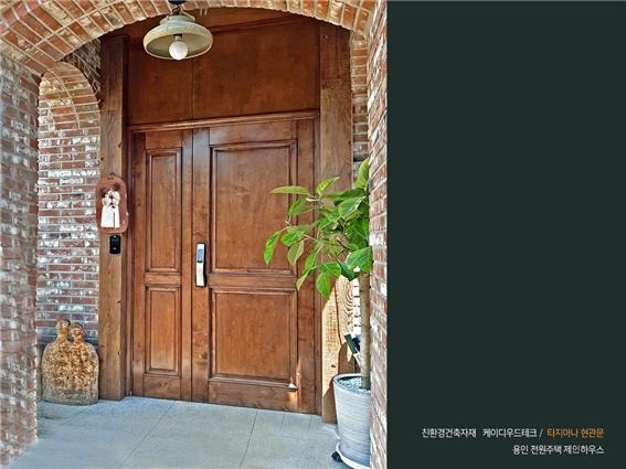 2020.6 [시공갤러리] [ 타지아나 현관문 ] 원목 방화 현관문 용인 전원주택 시공사진 - 제인하우스 1.jpg