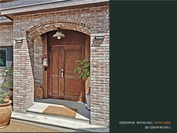 2020.6 [시공갤러리] [ 타지아나 현관문 ] 원목 방화 현관문 용인 전원주택 시공사진 - 제인하우스 2.jpg
