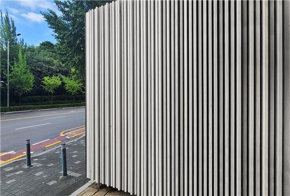 2020.8 [시공갤러리] KD 어쿠스틱 찬넬리브(방음벽)시스템 ; 케이디우드테크 , 케이디아트월 전시장 외벽에 설치완료 3.jpg