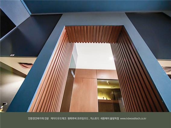 2021.1 [시공갤러리] [ 프라임우드 인테리어 ] 헤어샵 세종헤어 인티리어는 감성적인 원목루버 오동나무 티크 컬러로 설치 13.jpg