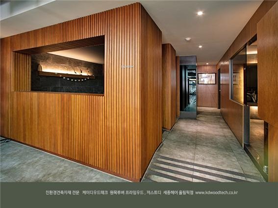 2021.1 [시공갤러리] [ 프라임우드 인테리어 ] 헤어샵 세종헤어 인티리어는 감성적인 원목루버 오동나무 티크 컬러로 설치 15.jpg