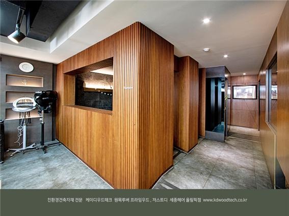 2021.1 [시공갤러리] [ 프라임우드 인테리어 ] 헤어샵 세종헤어 인티리어는 감성적인 원목루버 오동나무 티크 컬러로 설치 17.jpg