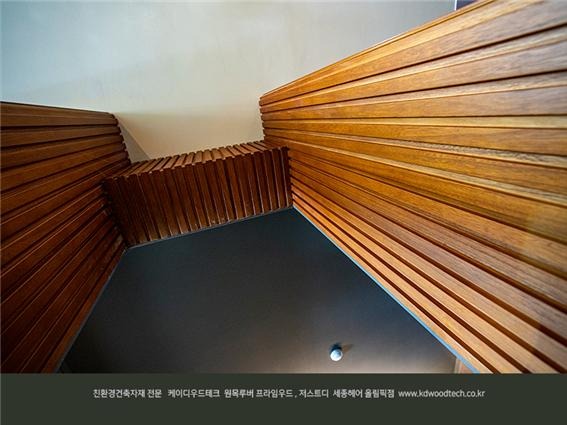 2021.1 [시공갤러리] [ 프라임우드 인테리어 ] 헤어샵 세종헤어 인티리어는 감성적인 원목루버 오동나무 티크 컬러로 설치 6.jpg