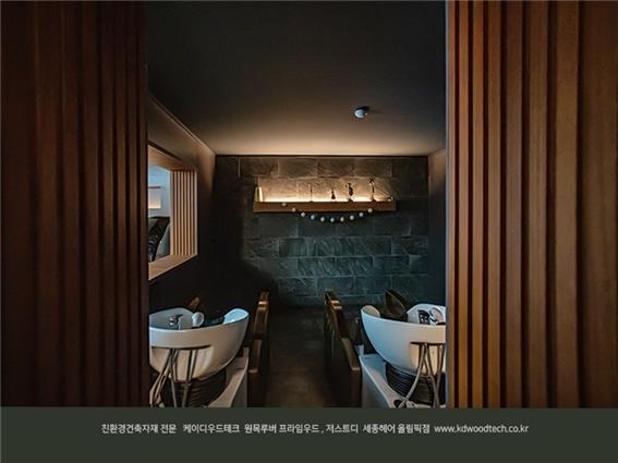 2021.1 [시공갤러리] [ 프라임우드 인테리어 ] 헤어샵 세종헤어 인티리어는 감성적인 원목루버 오동나무 티크 컬러로 설치 8.jpg