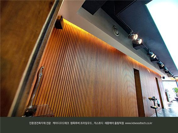 2021.1 [시공갤러리] [ 프라임우드 인테리어 ] 헤어샵 세종헤어 인티리어는 감성적인 원목루버 오동나무 티크 컬러로 설치 4.jpg