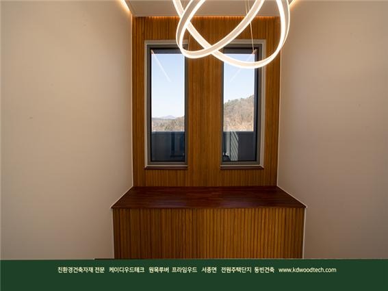 2021.2 [시공갤러리] [ 전원주택 단지 프라임우드 ] 벨라루체힐 침실인테리어 계단인테리어에 오동나무 원목루버 채용 - 동빈이엔씨 8.jpg