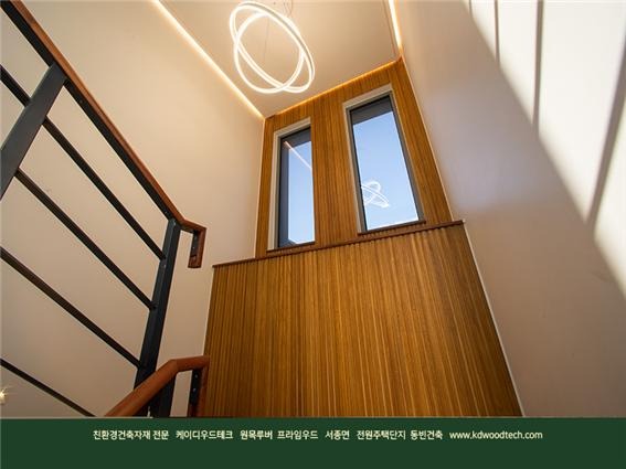 2021.2 [시공갤러리] [ 전원주택 단지 프라임우드 ] 벨라루체힐 침실인테리어 계단인테리어에 오동나무 원목루버 채용 - 동빈이엔씨 6.jpg