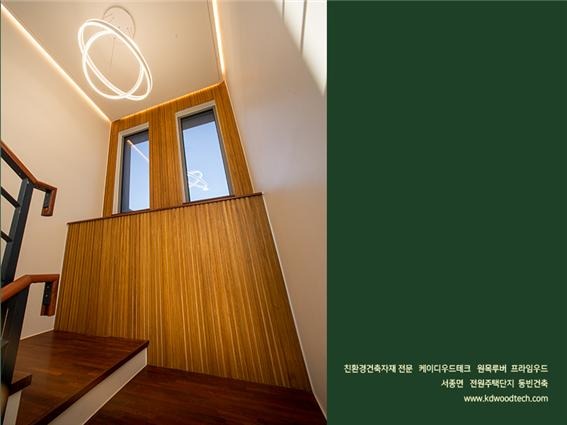 2021.2 [시공갤러리] [ 전원주택 단지 프라임우드 ] 벨라루체힐 침실인테리어 계단인테리어에 오동나무 원목루버 채용 - 동빈이엔씨 4.jpg