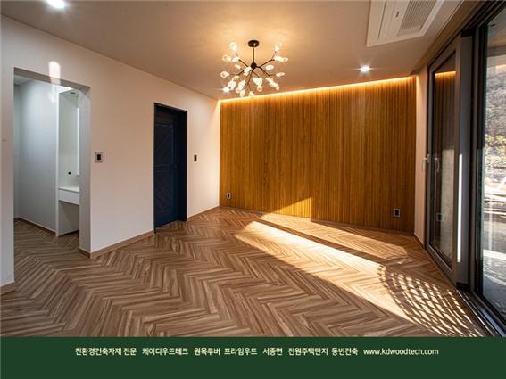 2021.2 [시공갤러리] [ 전원주택 단지 프라임우드 ] 벨라루체힐 침실인테리어 계단인테리어에 오동나무 원목루버 채용 - 동빈이엔씨 15.jpg