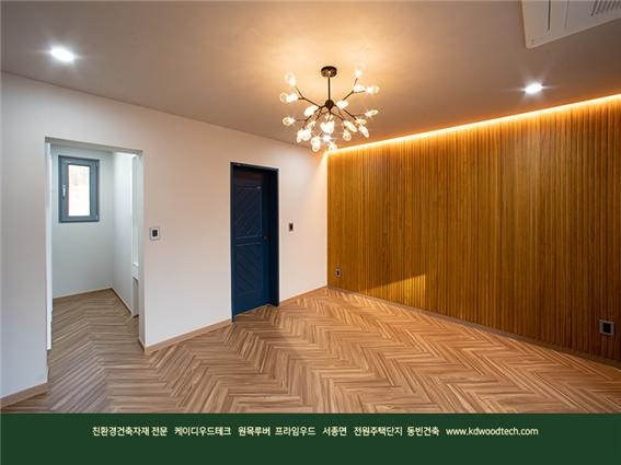 2021.2 [시공갤러리] [ 전원주택 단지 프라임우드 ] 벨라루체힐 침실인테리어 계단인테리어에 오동나무 원목루버 채용 - 동빈이엔씨 13.jpg