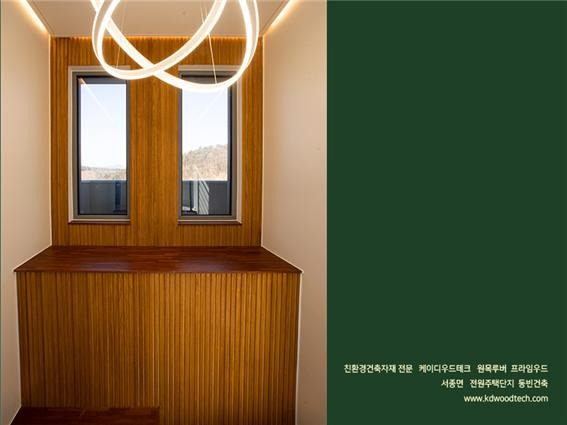 2021.2 [시공갤러리] [ 전원주택 단지 프라임우드 ] 벨라루체힐 침실인테리어 계단인테리어에 오동나무 원목루버 채용 - 동빈이엔씨 5.jpg