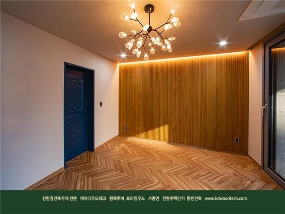 2021.2 [시공갤러리] [ 전원주택 단지 프라임우드 ] 벨라루체힐 침실인테리어 계단인테리어에 오동나무 원목루버 채용 - 동빈이엔씨 10.jpg