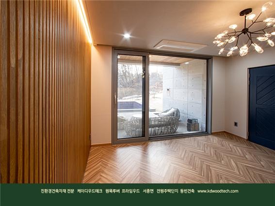 2021.2 [시공갤러리] [ 전원주택 단지 프라임우드 ] 벨라루체힐 침실인테리어 계단인테리어에 오동나무 원목루버 채용 - 동빈이엔씨 11.jpg