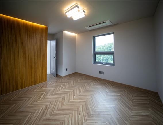 2021.2 [시공갤러리] [ 전원주택 단지 프라임우드 ] 벨라루체힐 침실인테리어 계단인테리어에 오동나무 원목루버 채용 - 동빈이엔씨 2.jpg