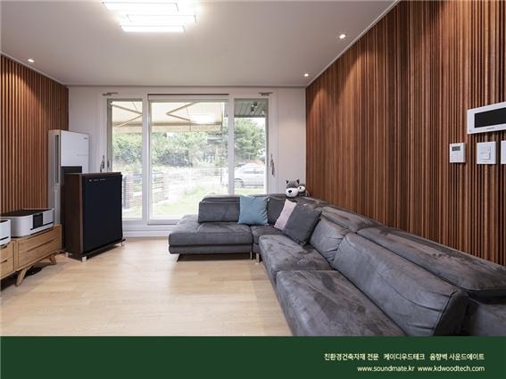 2021.8 [시공갤러리] [ 사운드메이트 ] 목재음향벽 어쿠스틱 보드패널 + 디퓨징루버 오크컬러로 완성된 거실 TV벽과 소파월 인테리어 8.jpg