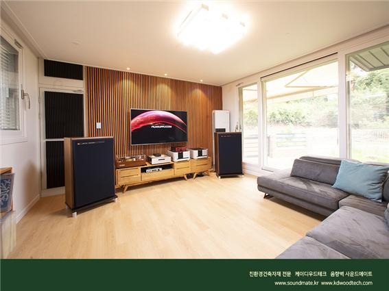 2021.8 [시공갤러리] [ 사운드메이트 ] 목재음향벽 어쿠스틱 보드패널 + 디퓨징루버 오크컬러로 완성된 거실 TV벽과 소파월 인테리어 9.jpg