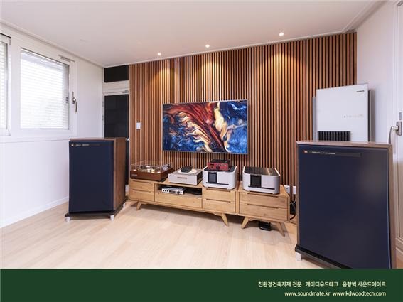 2021.8 [시공갤러리] [ 사운드메이트 ] 목재음향벽 어쿠스틱 보드패널 + 디퓨징루버 오크컬러로 완성된 거실 TV벽과 소파월 인테리어 7.jpg