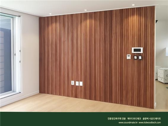 2021.8 [시공갤러리] [ 사운드메이트 ] 목재음향벽 어쿠스틱 보드패널 + 디퓨징루버 오크컬러로 완성된 거실 TV벽과 소파월 인테리어 1.jpg