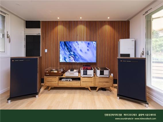 2021.8 [시공갤러리] [ 사운드메이트 ] 목재음향벽 어쿠스틱 보드패널 + 디퓨징루버 오크컬러로 완성된 거실 TV벽과 소파월 인테리어 6.jpg