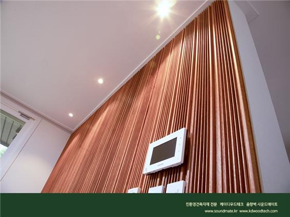 2021.8 [시공갤러리] [ 사운드메이트 ] 목재음향벽 어쿠스틱 보드패널 + 디퓨징루버 오크컬러로 완성된 거실 TV벽과 소파월 인테리어 3.jpg