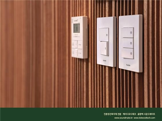 2021.8 [시공갤러리] [ 사운드메이트 ] 목재음향벽 어쿠스틱 보드패널 + 디퓨징루버 오크컬러로 완성된 거실 TV벽과 소파월 인테리어 2.jpg