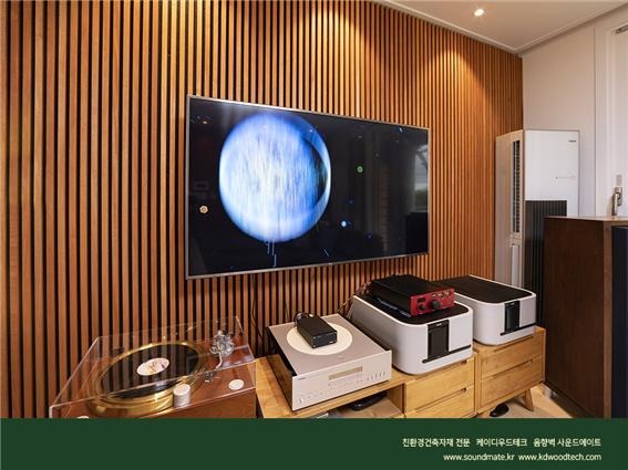 2021.8 [시공갤러리] [ 사운드메이트 ] 목재음향벽 어쿠스틱 보드패널 + 디퓨징루버 오크컬러로 완성된 거실 TV벽과 소파월 인테리어 5.jpg